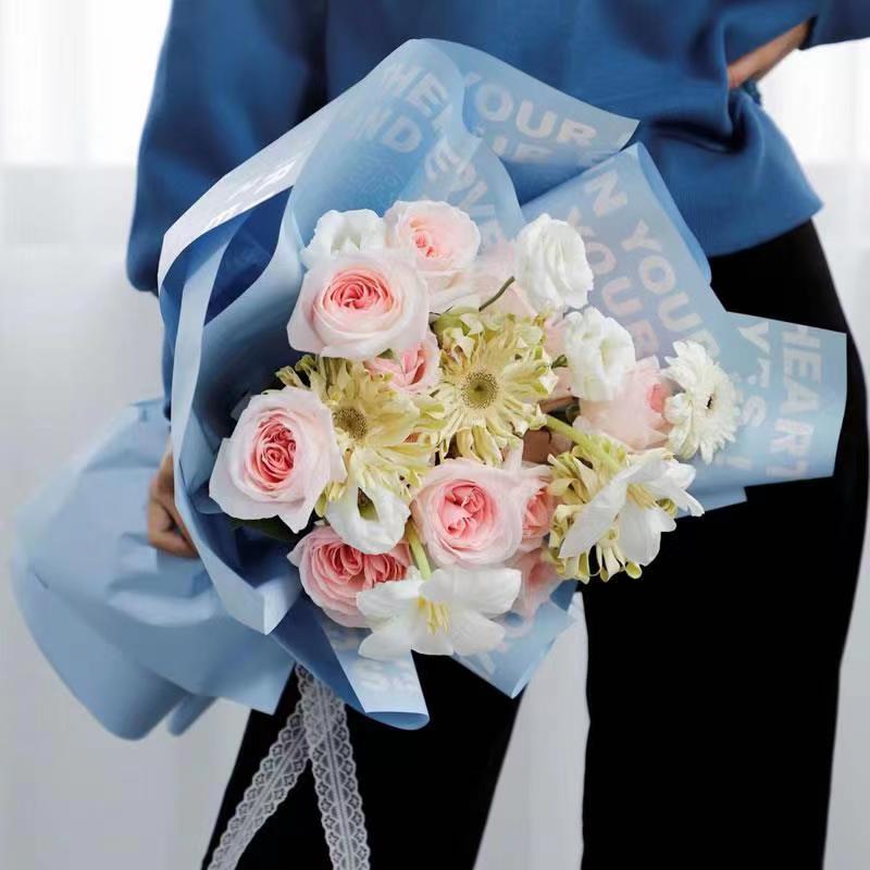 예술적인 단어가 적힌 포장지